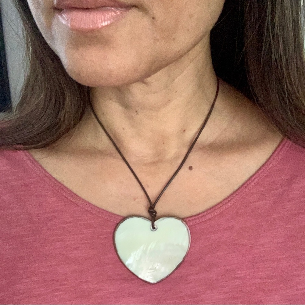 Heart (shell) necklace w/leather chain womens - Picture 2 of 2